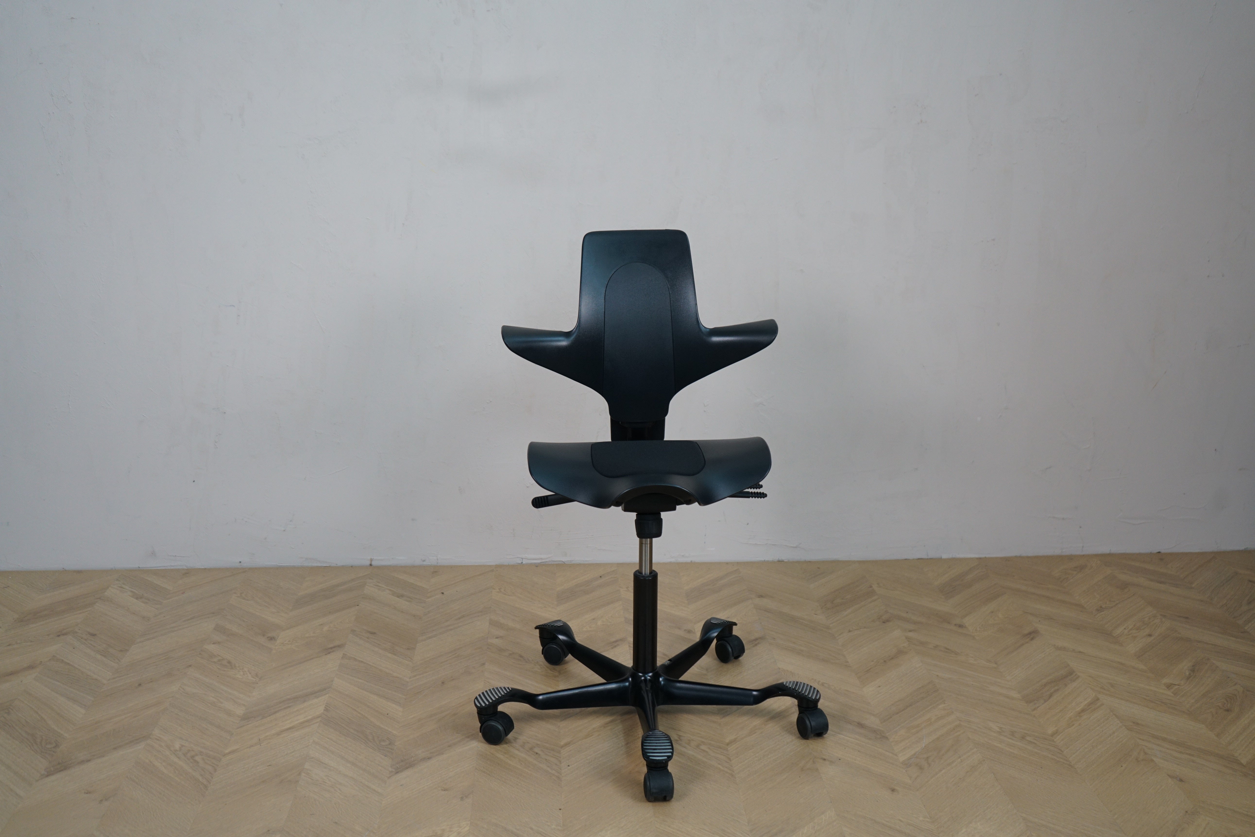 HÅG Capisco Puls 8010 sort ergonomisk kontorstol set forfra – moderne design og sadelformet sæde.